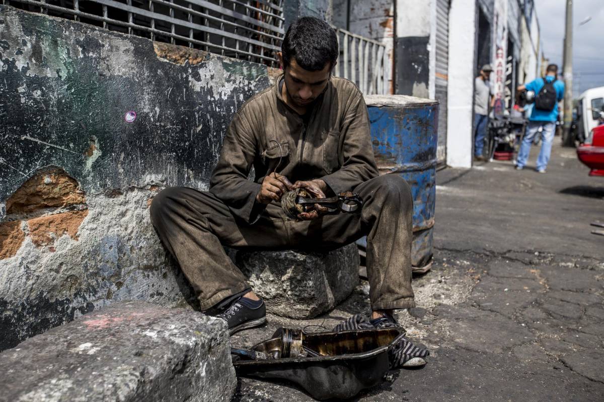 Barrio Triste se oculta entre motores viejos; tornillos y aceites. FOTO: SANTIAGO MESA.