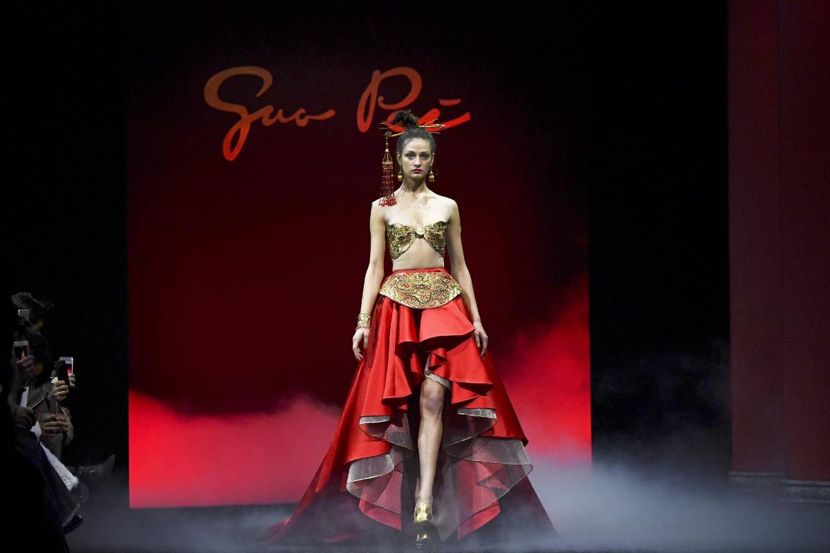 Una modelo presenta una creación de Guo Pei durante el desfile de modas de la colección de Alta Costura de Primavera y Verano 2019 en París. Foto: AFP.