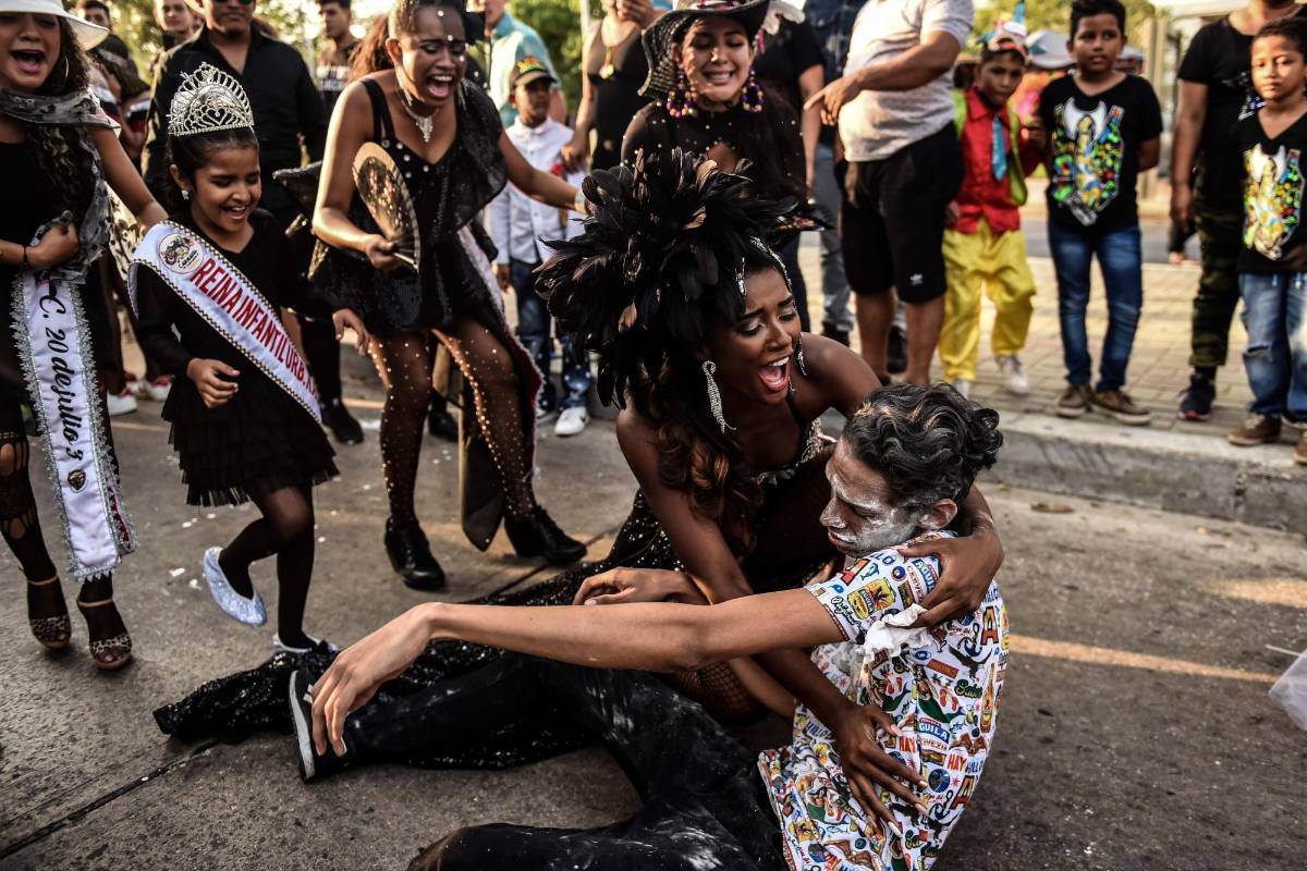 Performance de la muerte de Joselito Carnaval durante las celebraciones del carnaval de Barranquilla. Foto: JOAQUIN SARMIENTO / AFP
