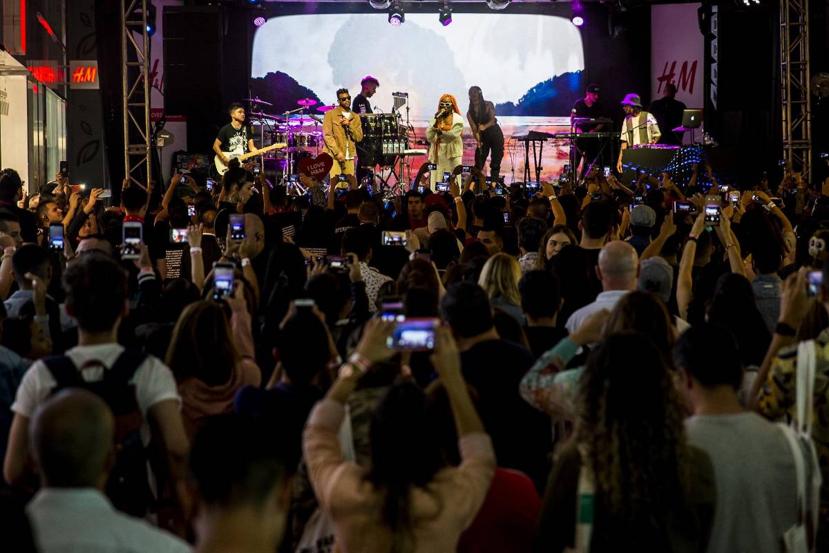 La tienda abrió sus puertas a las 11:00 de la mañana, luego del corte de cintas y un concierto de ChocQuibTown. FOTO JULIO CÉSAR HERRERA