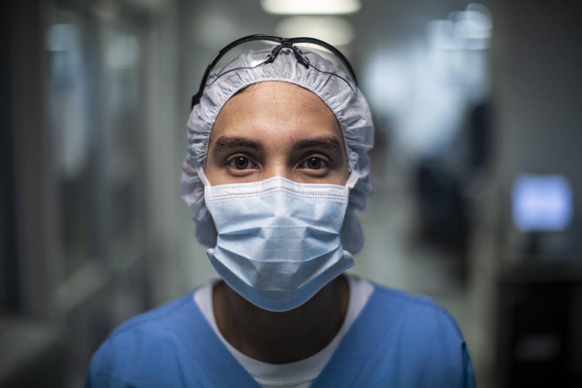 Santiago Restrepo Correa, 22 años años, tres años como auxiliar de enfermería de cuidado crítico adulto en la UCI del Hospital Pablo Tobón Uribe. Foto: Esteban Vanegas