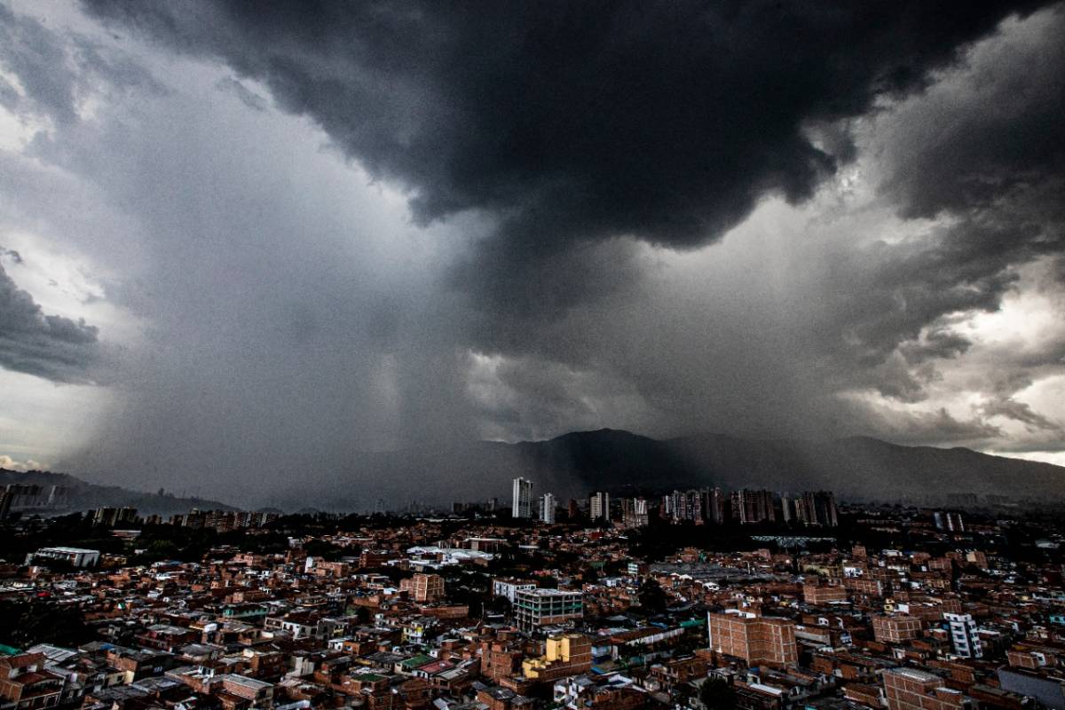 La columna de lluvia se pudo observar en límites entre Itagüí y La Estrella, el aguacero se extendió por buena parte del Valle de Aburrá. FOTO JAIME PÉREZ