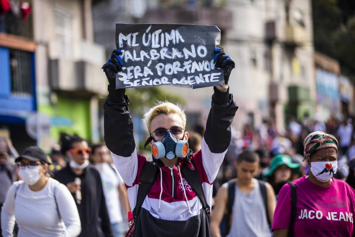 Con pancartas y cánticos los asistentes manifestaron su indignación por los recientes hechos de abuso policial. Foto: Carlos Velásquez
