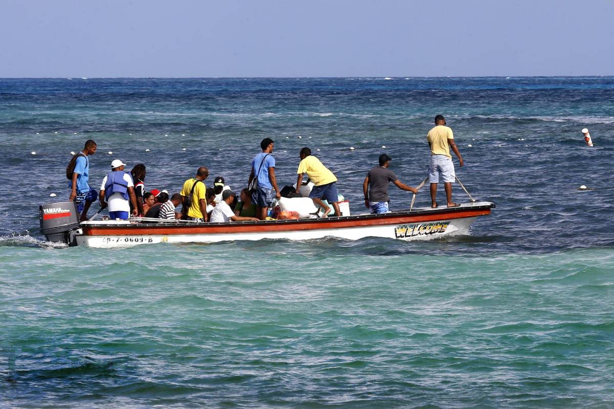 Los turistas mueven la economía local. 