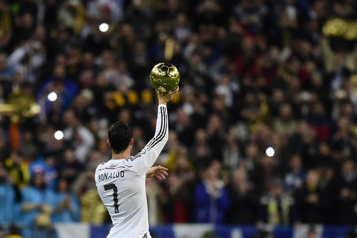 El jugador portugués ofreció este jueves el Balón de Oro al público del Santiago Bernabéu. FOTO AFP