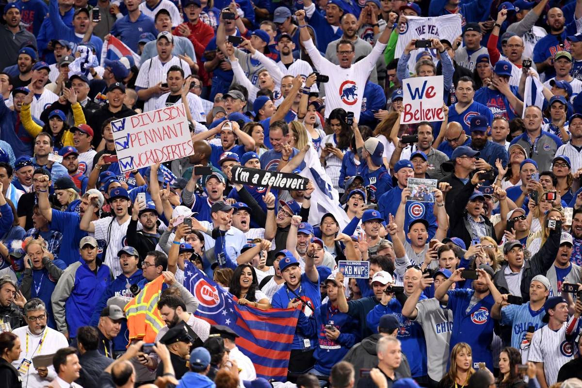 Los aficionados en las tribunas del Wrigley Field celebraron por que había terminado la maldición de la cabra Billy. FOTO AFP