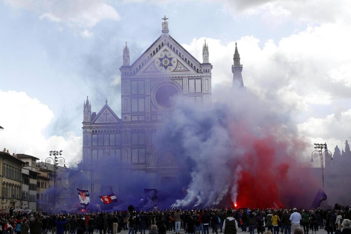 Con humo de los colores de la Fiorentina frente a la iglesia donde se realizó el funeral, acompañó el adiós al excapitán. FOTO EFE