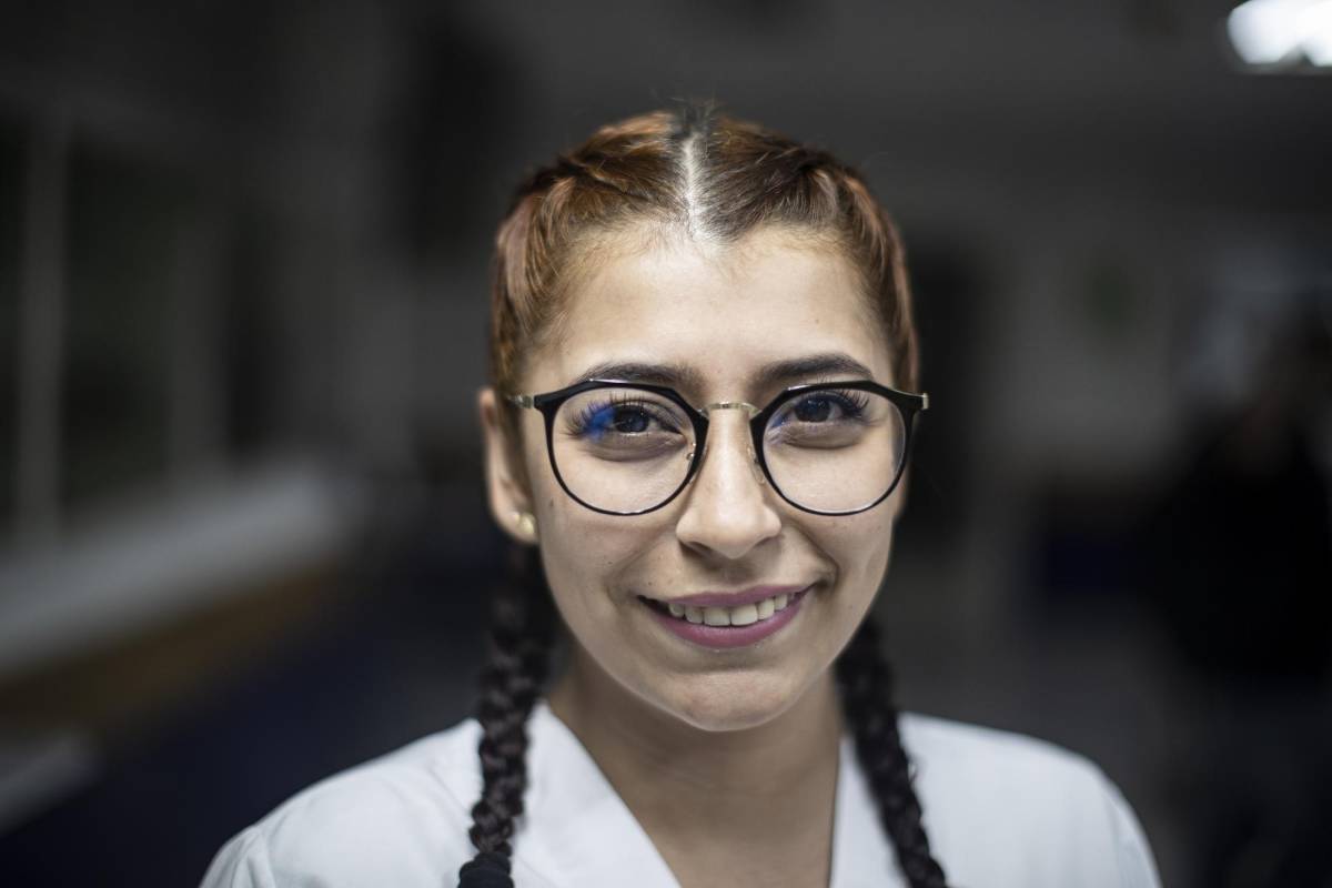 Katherine Quintero Goez, 28 años, un año y medio como auxiliar de enfermería en la UCI de la Clínica León XIII. Foto: Esteban Vanegas