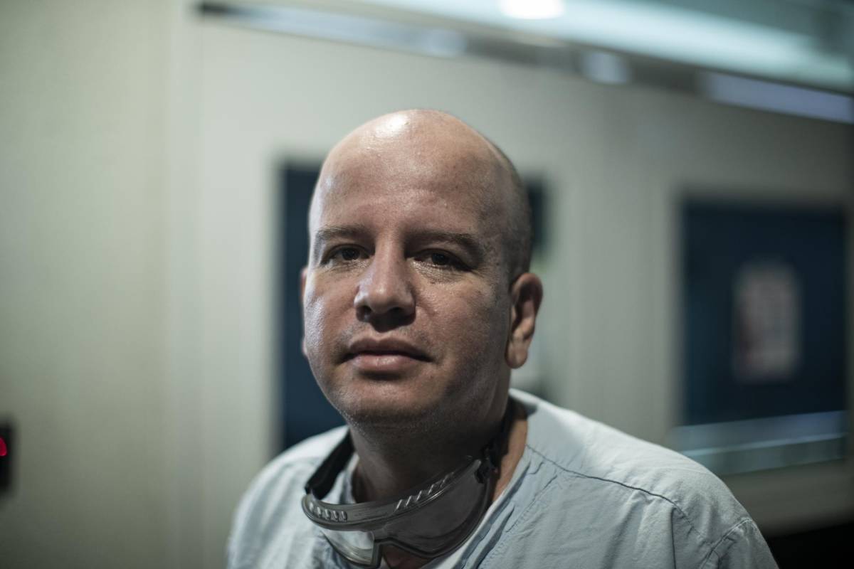 Jaime Osvaldo Arboleda, 45 años, 24 años como auxiliar de enfermería en la clínica Las Américas. Foto: Esteban Vanegas