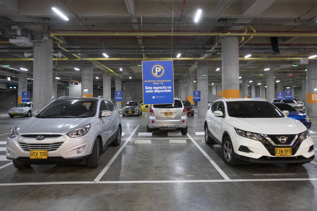 En los parqueaderos habrán medidas de distanciamiento entre vehículos. Foto: Jaime Pérez 