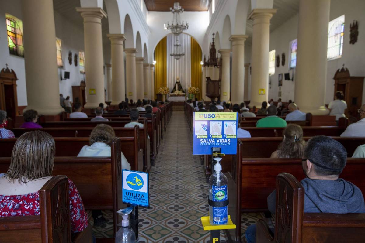 Además de la reapertura económica, los templos religiosos se suman a los lugares que, aunque limitados, permiten compartir con tapabocas y el uso de las zonas de desinfección.. Foto: Edwin Bustamante