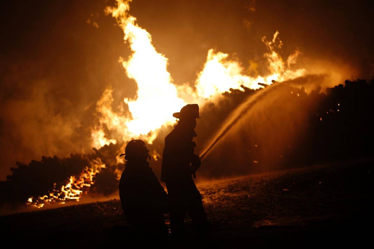 En las últimas horas, cinco personas han sido detenidas acusadas de provocar incendios forestales, cuatro de ellas en la localidad de Chépica, en la región central de O’Giggins, y otra más en Linartes, en la vecina región del Maule. El Gobierno ha anunciado su intención de querellarse en estos casos. FOTO AFP