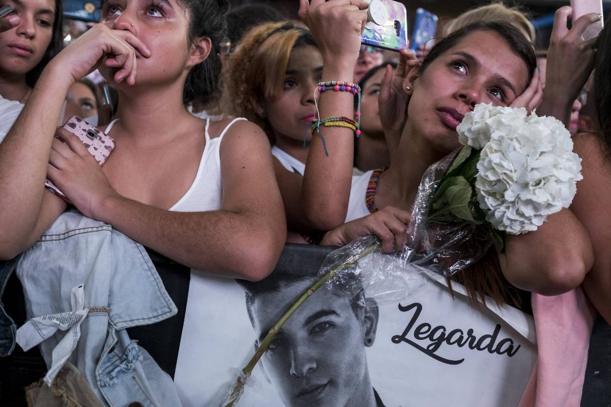 Al lugar llegaron no solo amigos del cantante, sino la inmensa fanaticada que se ha venido manifestando en redes con mensajes de apoyo y solidaridad. Foto: Santiago Mesa