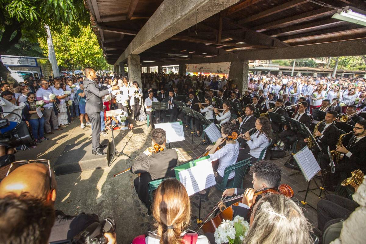 Flores y pancartas fueron llevados por la comunidad universitaria en un acto simbólico para rechazar los actos violentos.