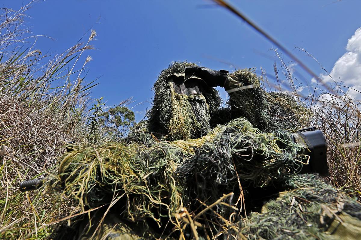 El traje guillie fue diseñado hace tres siglos por los cazadores en Escocia. Hoy se emplea para las tareas de camuflaje, acercamiento profundo y evasión /Henry Agudelo.
