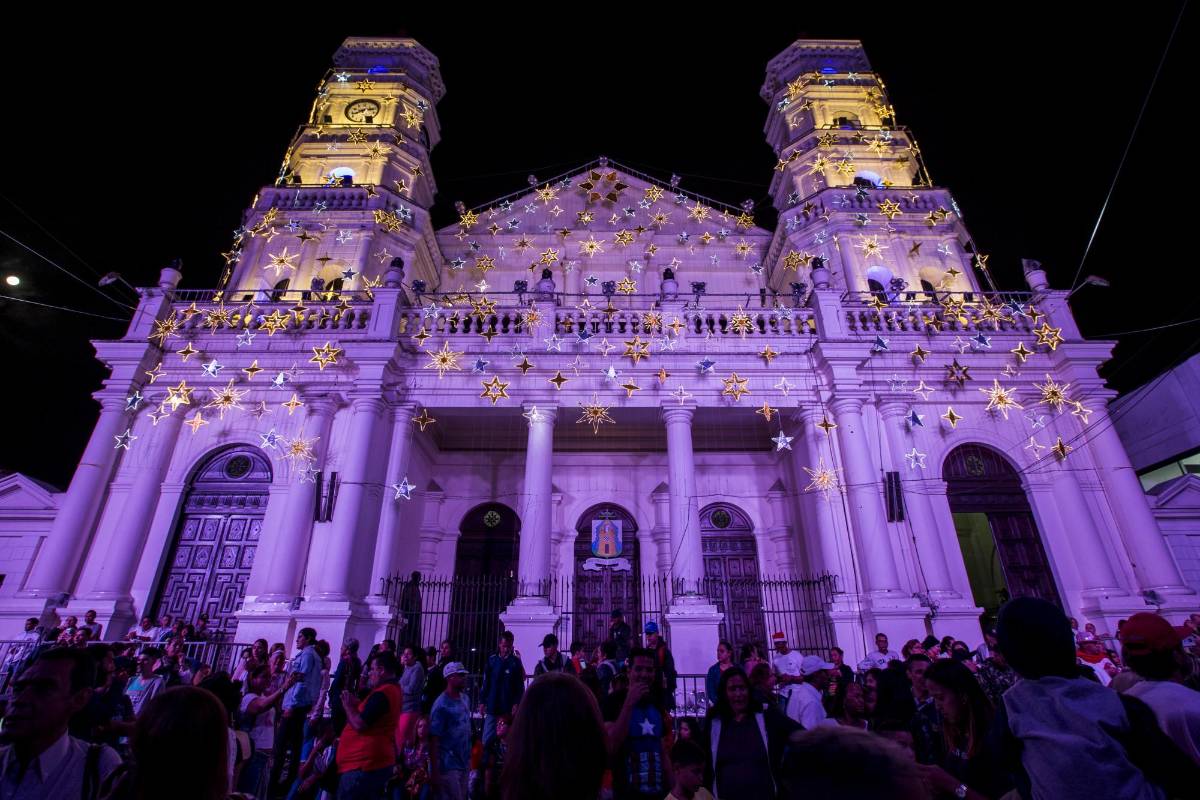 Destellos de luz, estrellas, campanas, soles y escenas interactivas complementan el alumbrado envigadeño. FOTO: Jaime Pérez