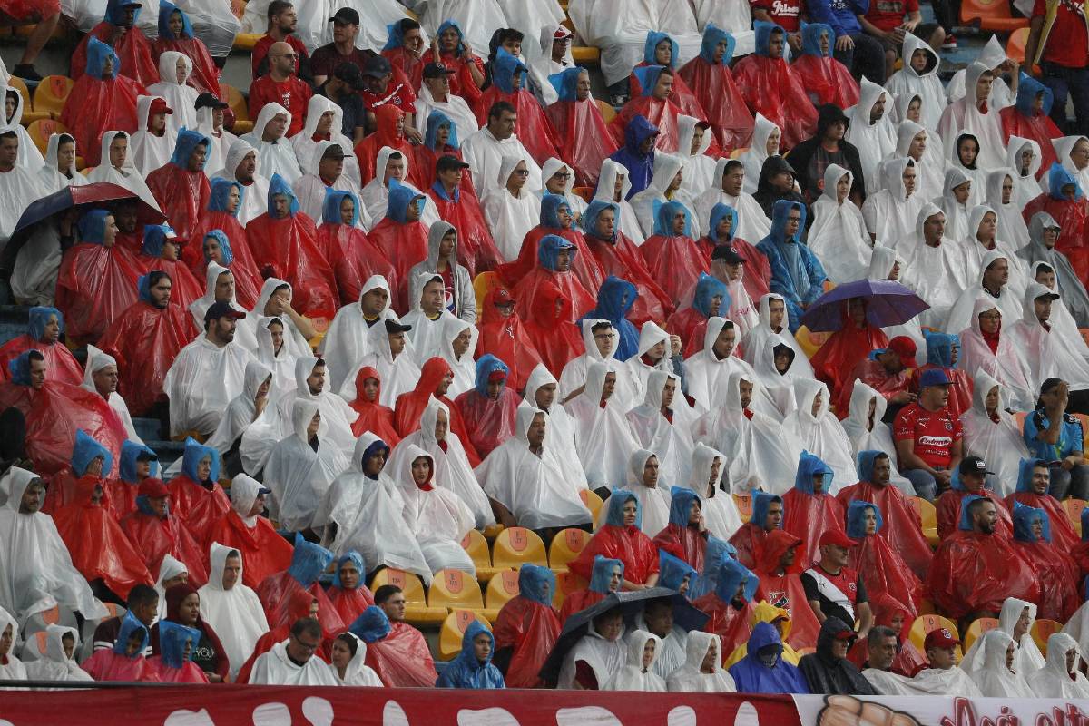 La hinchada bajo el diluvio fue el jugador numero 12, siempre apoyando para que su equipo llegara a su segundo triunfo. Foto: Manuel Saldarriaga. 