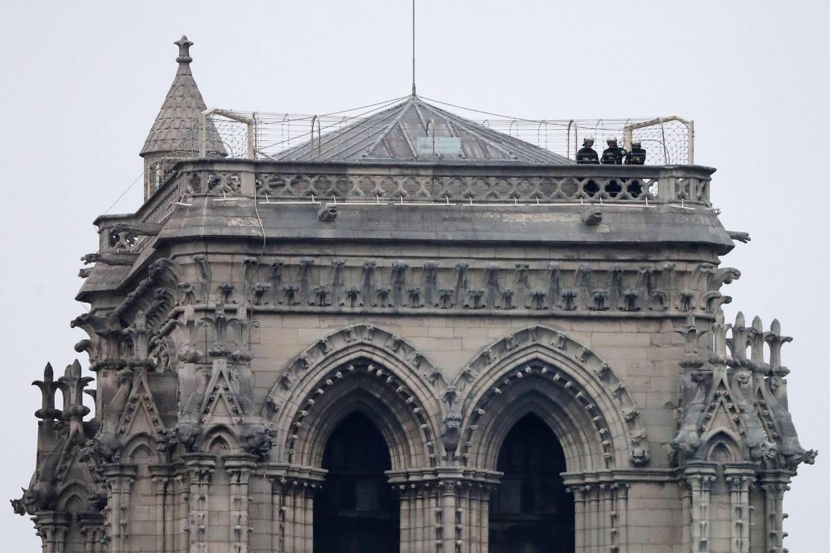 “Estoy devastada, aunque dejé de ser católica desde hace mucho tiempo”, dice Claire, de 88 años, a la AFP, mientras mira desde lo lejos la catedral. “Fue aquí que me bautizaron”, añade. FOTO EFE