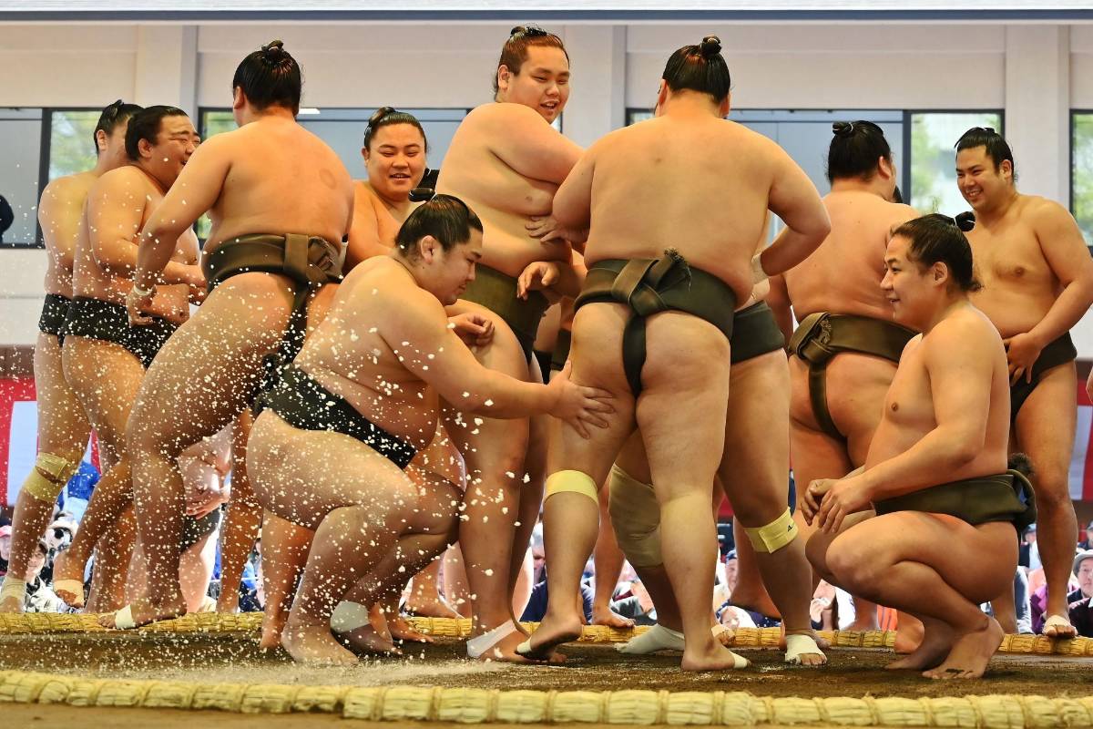 Los luchadores de sumo participan en un “honozumo”, una exhibición ceremonial de sumo, en los terrenos del Santuario Yasukuni en Tokio. Foto: CHARLY TRIBALLEAU / AFP