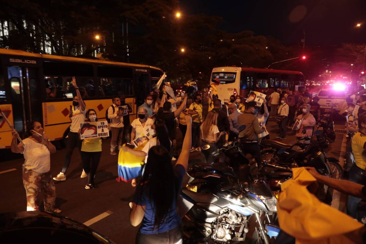Grupos de ciudadanos se citaron para apoyar al expresidente Uribe tras la decisión de la Corte Suprema. FOTO CARLOS VELÁSQUEZ