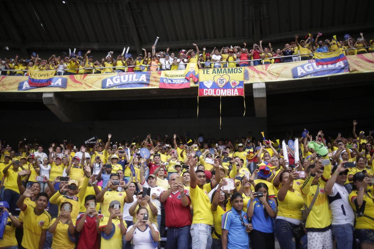 El cantante vallenato, Jean Carlo Centeno, fue el encargado de entonar las notas del himno nacional en el estadio Metropolitano. FOTO COLPRENSA