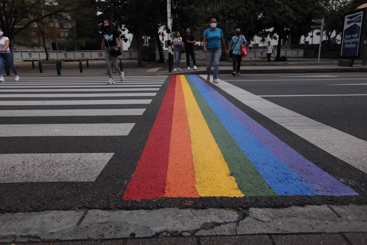 Mediante apropiaciones del espacio público se busca sensibilizar sobre temas de inclusión a la población Lgbtiq. Foto: Edwin Bustamante