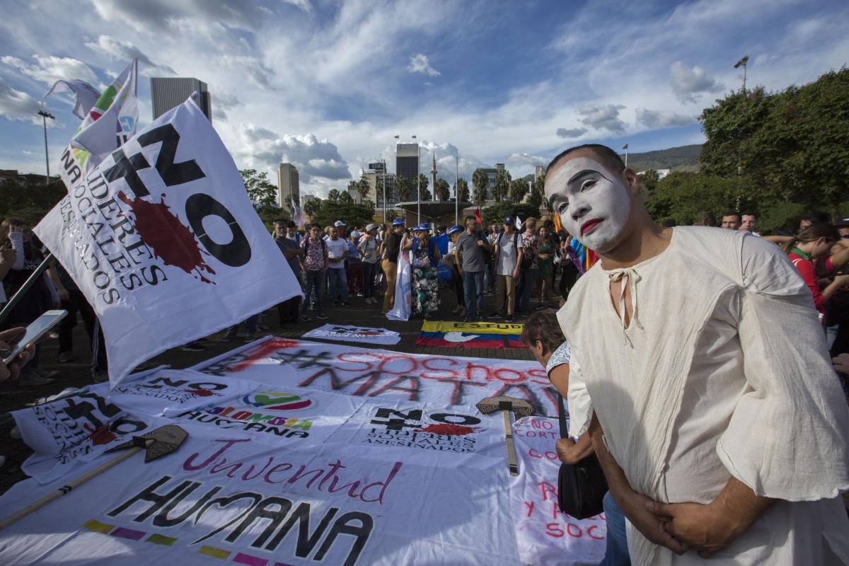 Cientos de jóvenes se congregaron este viernes en el Parque de San Antonio desde las 4:00 de la tarde para reclamar por la vida y la protección de los líderes y defensores de los derechos humanos. FOTO EDWIN BUSTAMANTE