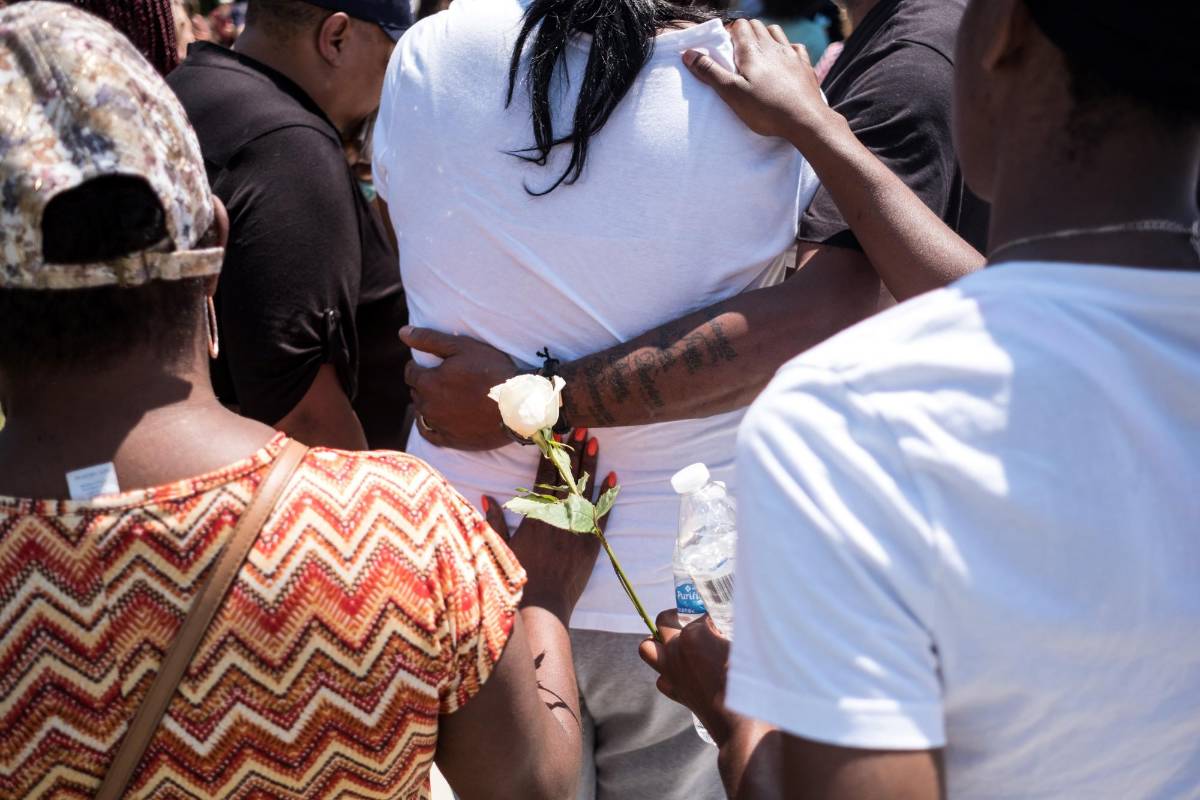 Los estadounidenses están divididos entre el dolor y la ira después de los tiroteos masivos en Texas y Ohio. FOTO: AFP. 