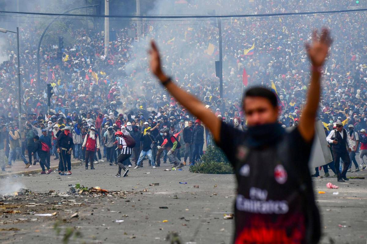  A las marchas se unieron transportadores, sector educativo y sindicalistas. Este miércoles es el gran paro nacional para pedir el fin de las medidas económicas que anunció Moreno mientras el país está en estado de excepción Foto: AFP