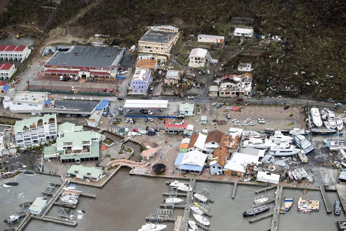 Según un probable patrón de trayectoria, el ojo de Irma “debería continuar moviéndose hoy justo al norte de la costa de La Española para estar cerca de Turcos y Caicos y el sureste de Bahamas esta tarde y el viernes sobre el centro de Bahamas”. FOTO EFE