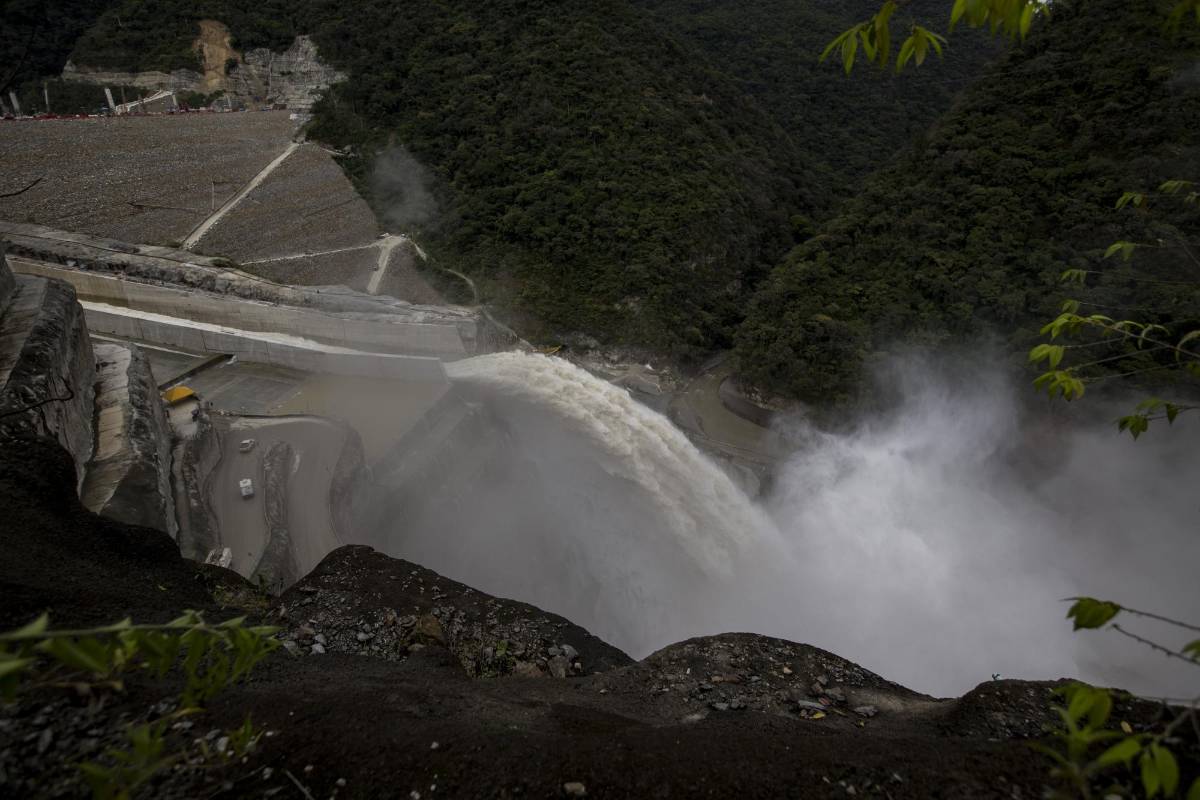 Con la apertura de la compuerta no representa un riesgo para los municipios aguas abajo. Foto Jaime Pérez