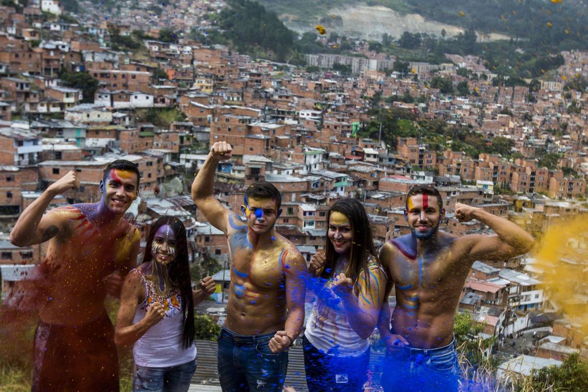 Ginna Escobar (gimnasia), Ana María Rendón (tiro con arco), Daniel Restrepo (clavados), Alejandro Arias (clavados) y Jorge Mario Murillo (natación) participaron de una intervención artística en la comuna 13 en la que sus cuerpos fueron los lienzos. FOTOS JULIO CÉSAR HERRERA