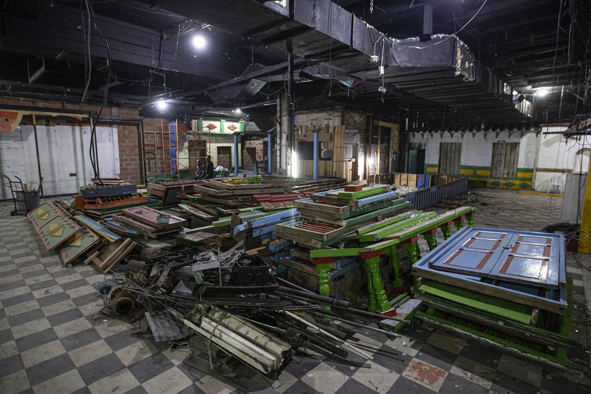 Trabajadores de Mango´s y Dulce Jesús Mío ven como se desmantelan las discotecas que tenían más de tres décadas de tradición en la ciudad. Foto Jaime Pérez
