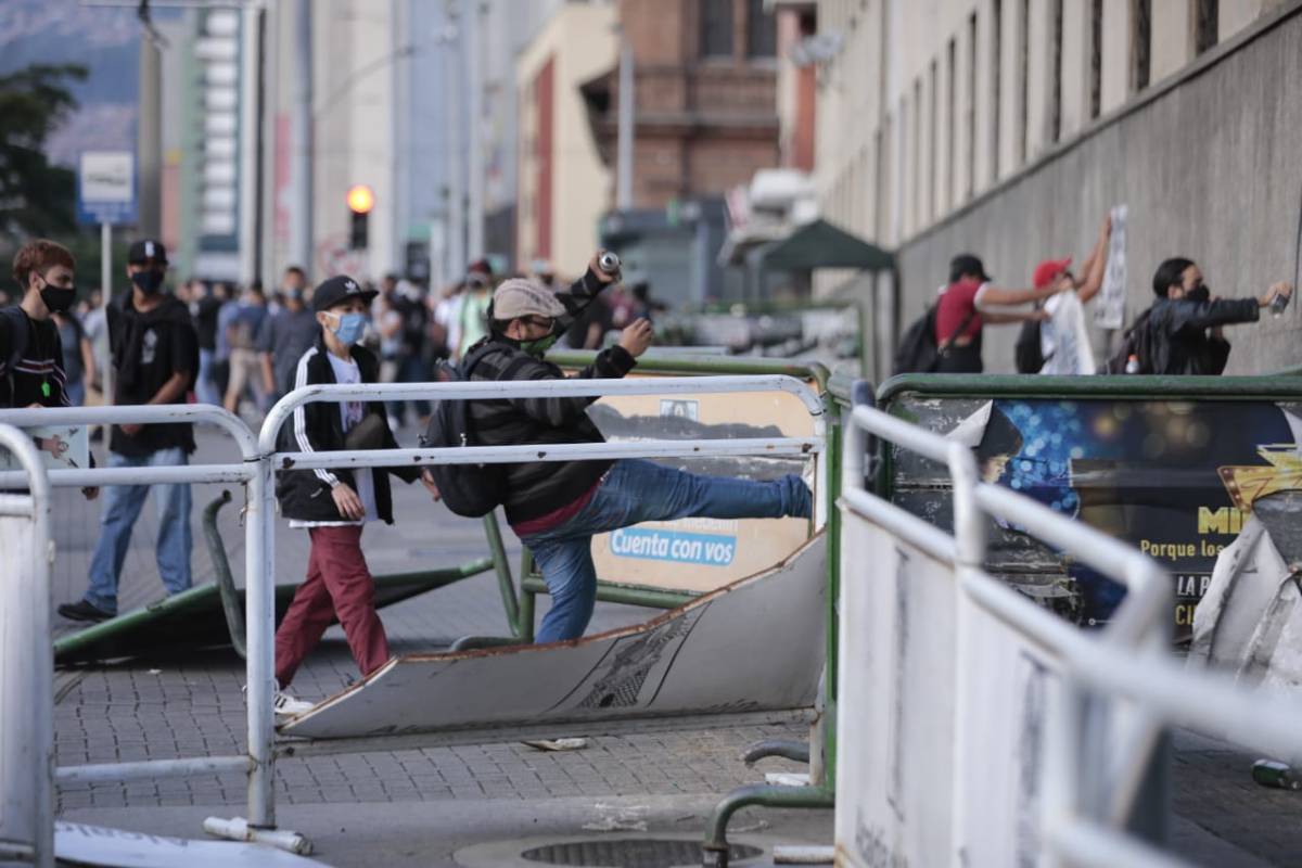 Un grupo de personas atacó el comando de la Policía. FOTO CARLOS VELÁSQUEZ