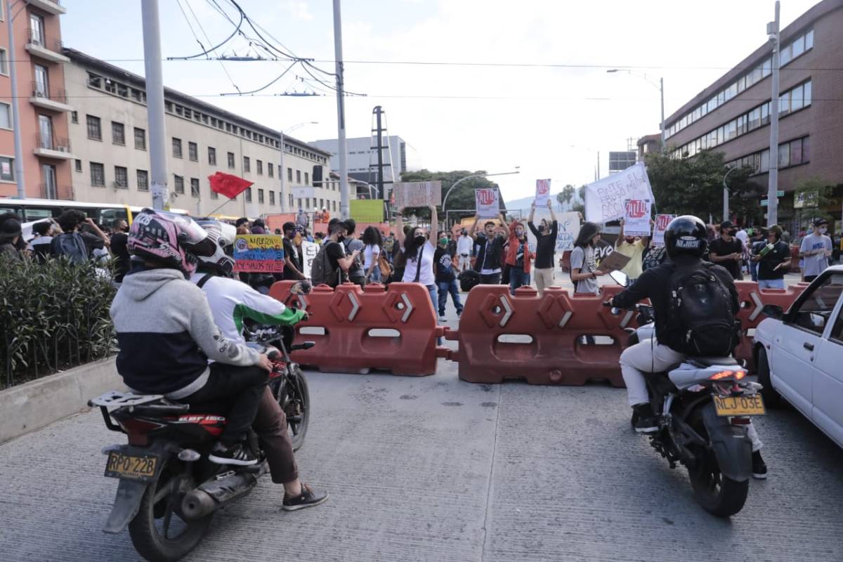 Los manifestantes bloquearon los dos carriles de la avenida con pancartas y cánticos. FOTO CARLOS VELÁSQUEZ