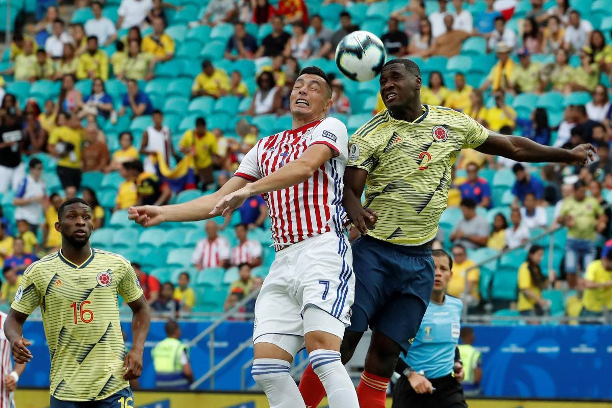Apenas a los 80 minutos volvió a visitar la puerta colombiana con un débil cabezazo de Cardozo que Montero controló sin prisa. FOTO EFE