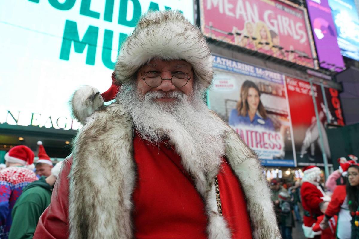No faltaron los más tradicionales, con barba larga, pelo blanco y gafas. Foto TIMOTHY A. CLARY - Afp