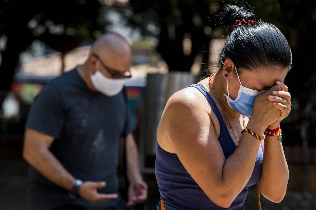 “La fe está en tu corazón”, dice una devota ante el templo de Santa Ana, en el municipio de Sabaneta. FOTO JULIO HERRERA