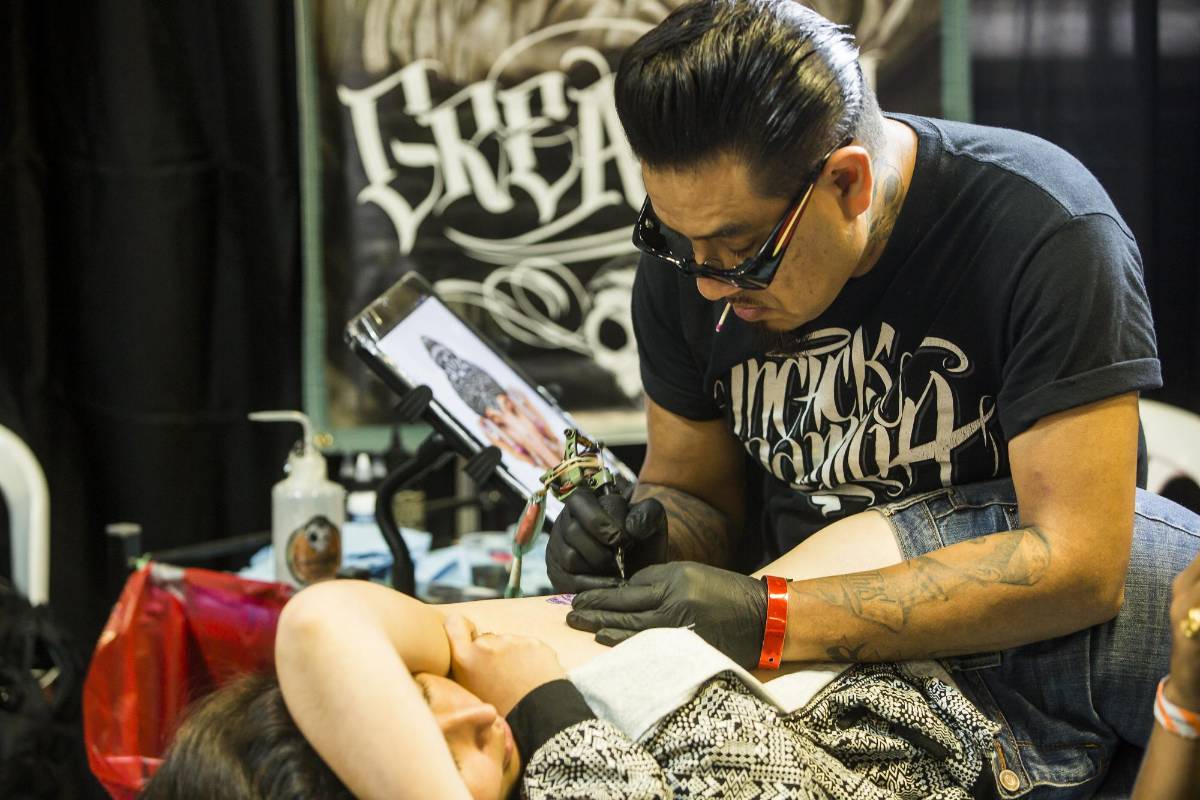 Los artistas tuvieron bastante trabajo en Plaza Mayor. FOTO Carlos Velásquez