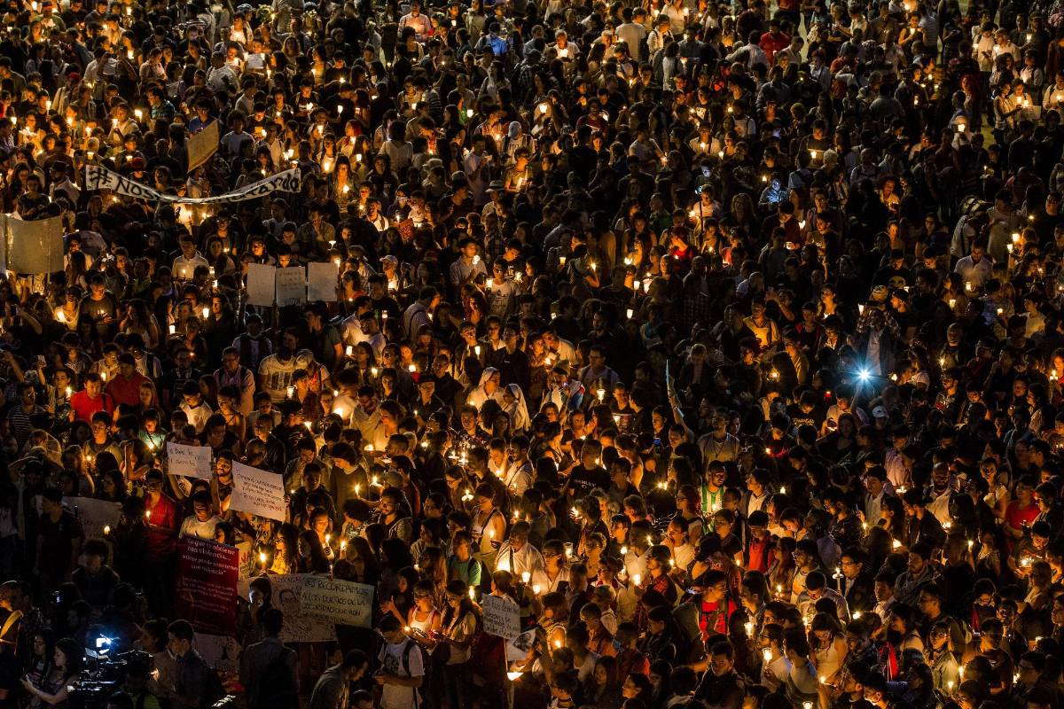En el Parque de los Deseos se concentró una multitudinaria manifestación en rechazo a los recientes homicidios de líderes sociales en el país. FOTO JULIO CÉSAR HERRERA
