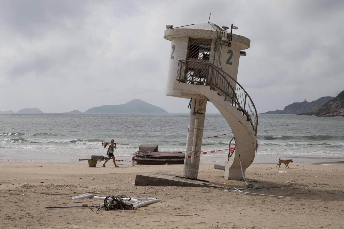  Vista de una torre de salvavidas inclinada luego del paso del tifón Mangkhut en Shek O, Hong Kong, China. Foto: EFE