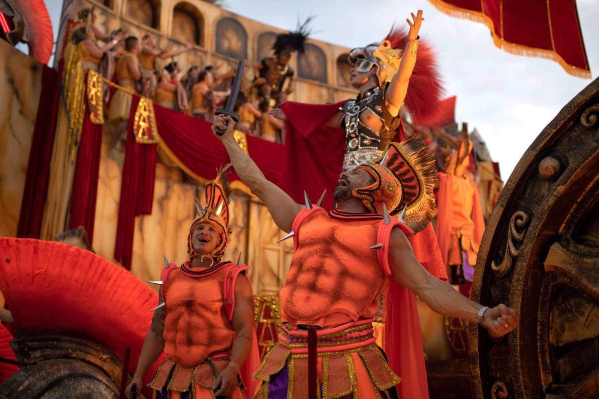 Miembros de la escuela de samba Unidos de Tijuca se presentan durante la primera noche del Carnaval de Río en el Sambódromo en Río de Janeiro. Foto: AFP MAURO PIMENTEL
