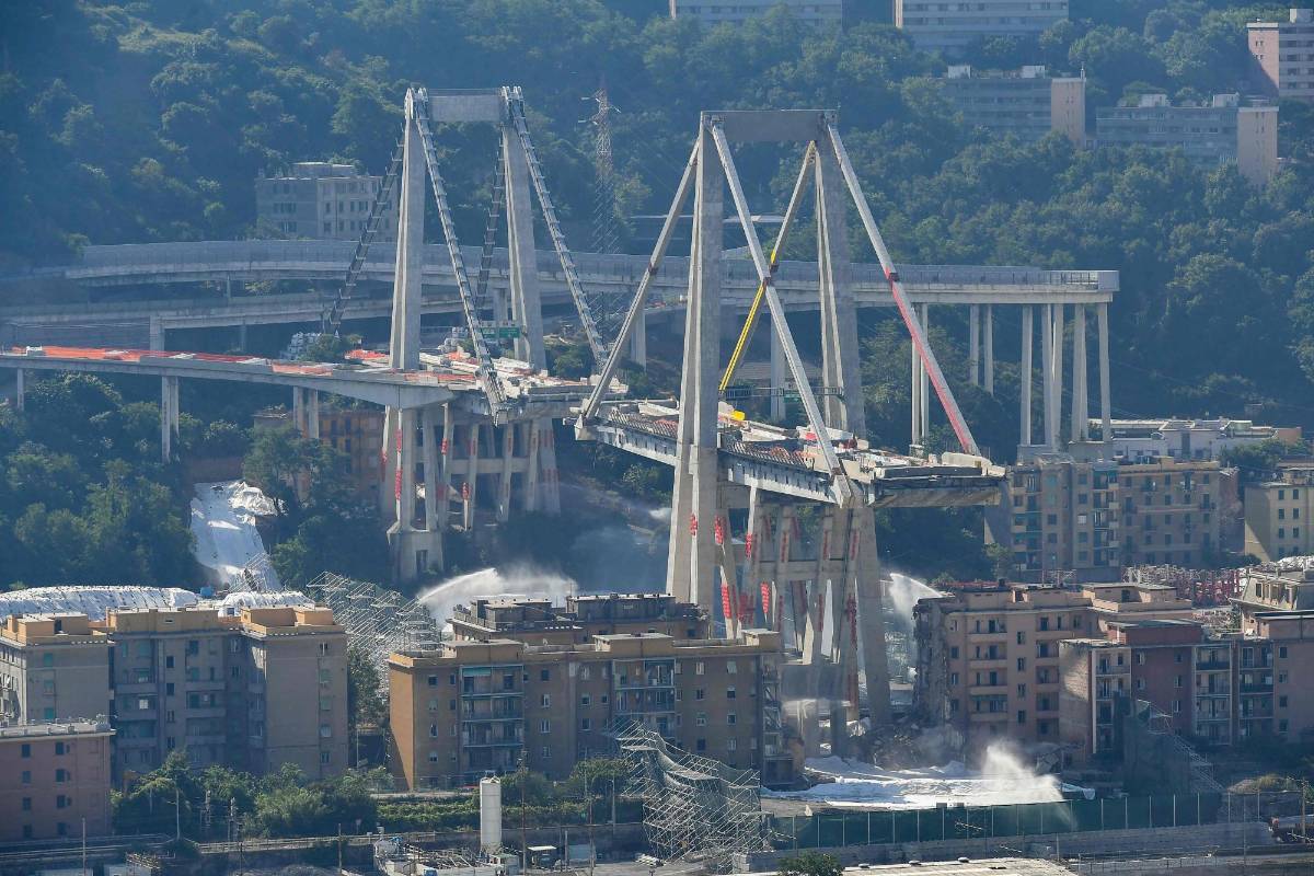 El 14 de agosto de 2018, bajo una intensa lluvia, una parte del puente Morandi, cuyo nombre proviene del arquitecto que lo creó en los años 1960, se hundió de forma repentina, arrastrando con él vehículos y pasajeros, entre ellos cuatro niños. FOTO AFP