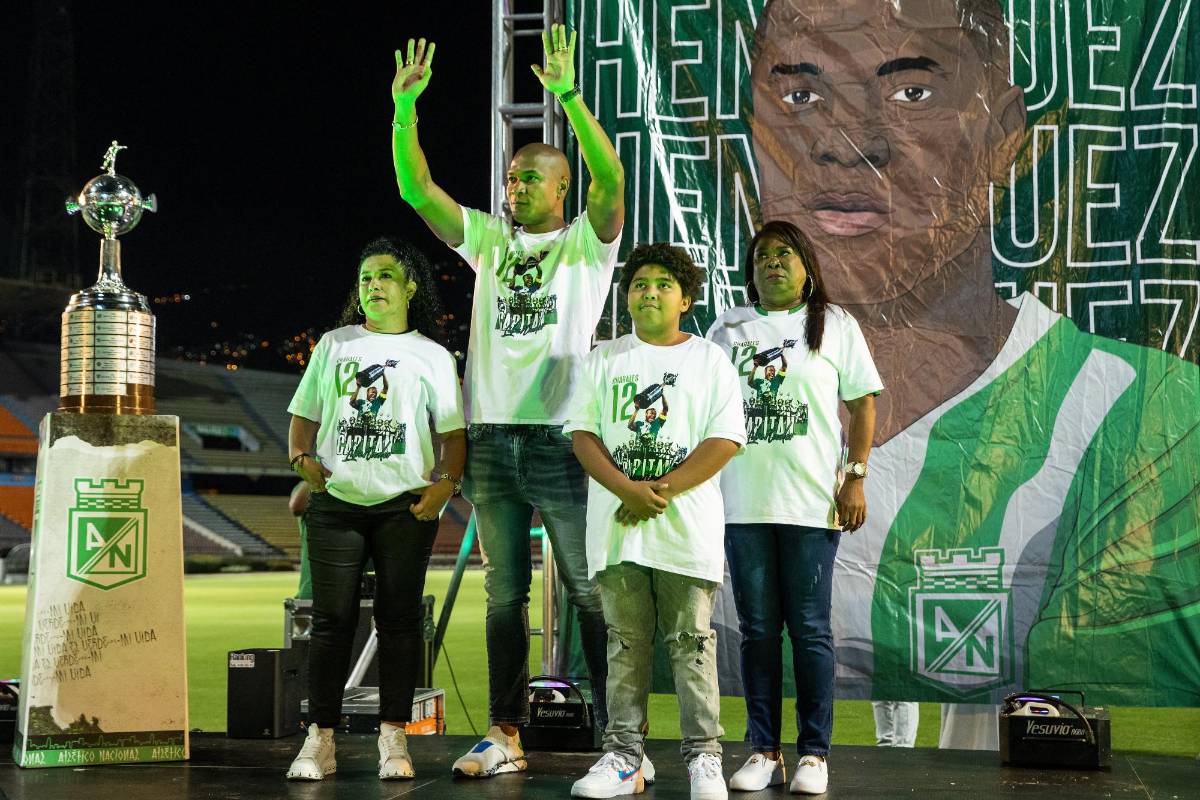 El samario, capitán del equipo durante la época más gloriosa en la institución, llegó acompañado por su mamá, esposa e hijo, mientras los cánticos desde la tribuna sur, que se llenó en su totalidad, no cesaban. FOTO: Carlos Alberto Velásquez