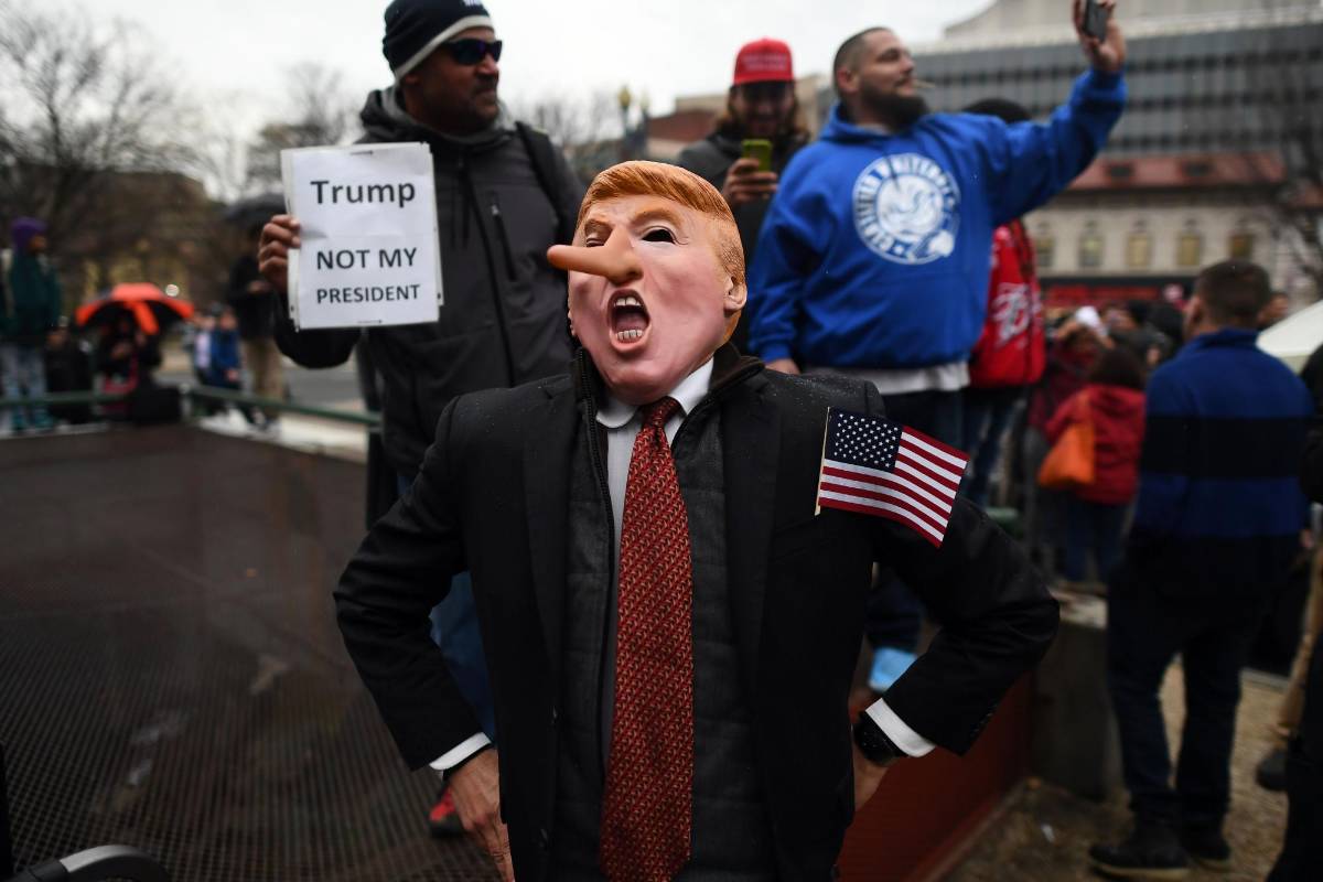 Decenas de miles de policías y kilómetros de barreras fueron desplegados el viernes en Washington, en momentos en que los funcionarios se preparan para la llegada de cientos de miles de personas que planean celebrar o protestar la asunción de Donald Trump como presidente de Estados Unidos. FOTO AFP