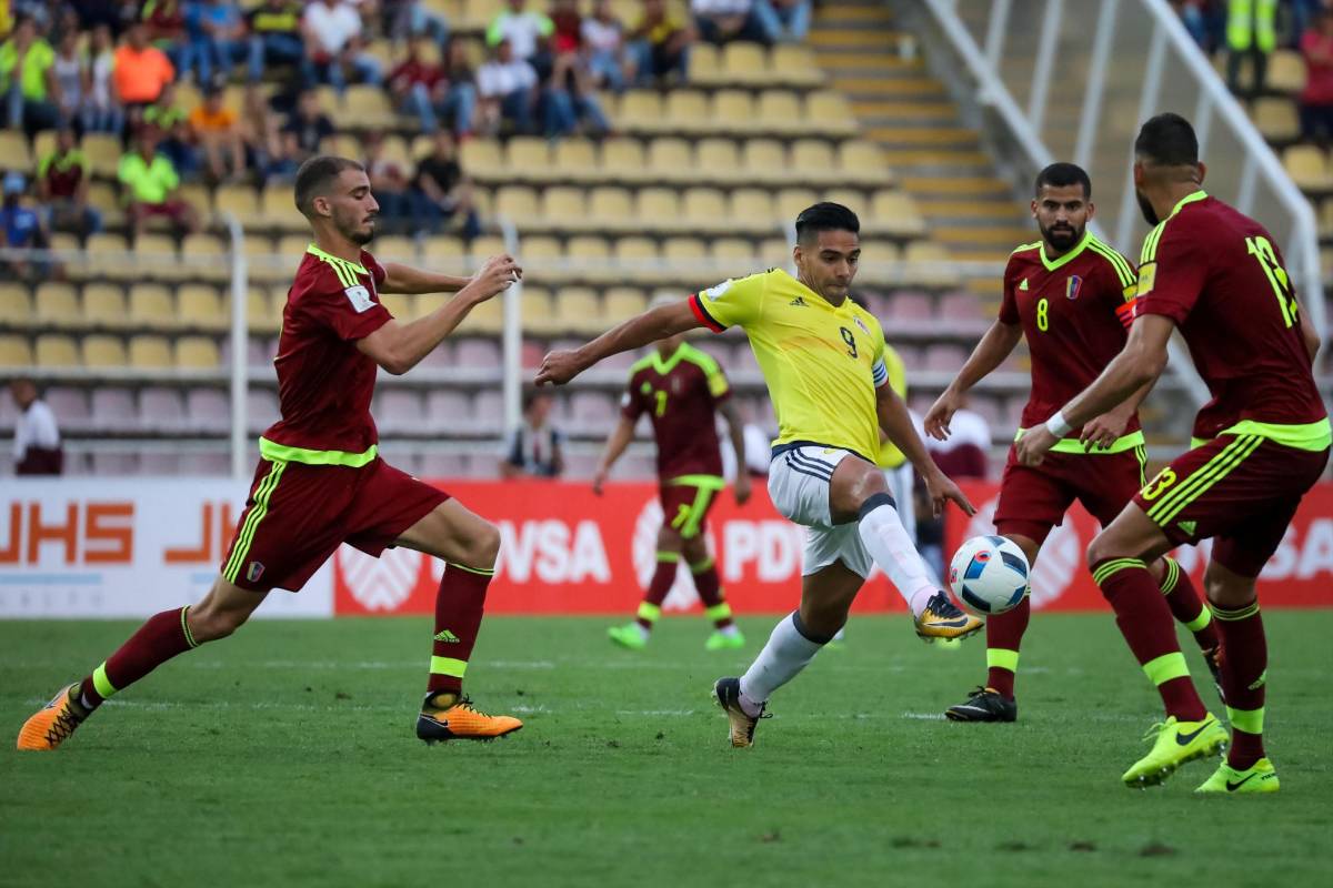Falcao luchó y tuvo la opción más clara de anotar pero el portero rival le ahogó el grito de gol. FOTO EFE