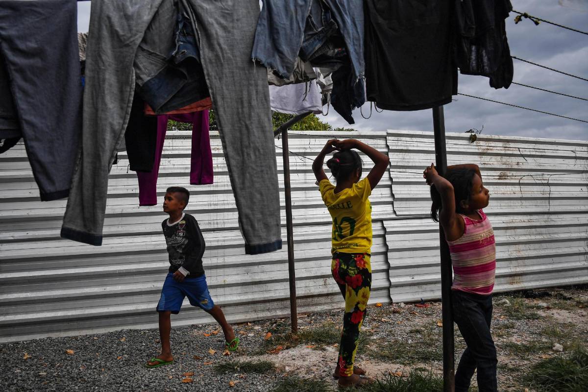 Niños indígenas venezolanos de la tribu Warao son vistos en Janokoida donde se han refugiado en Pacaraima, estado de Roraima, Brasil. Foto AFP