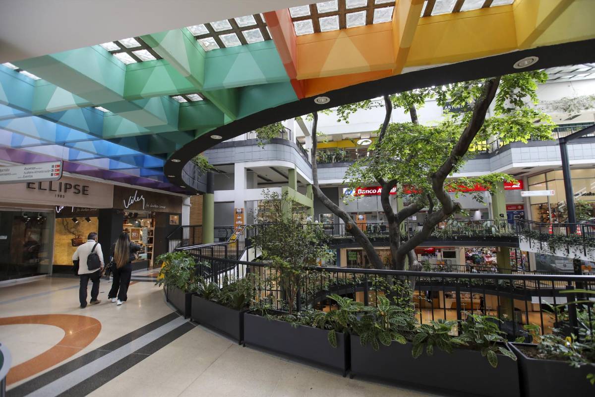 En el Valle del Aburrá continúa gradualmente la ocupación de más del 80 % de los centros comerciales con compradores y usuarios. FOTO EDWIN BUSTAMANTE