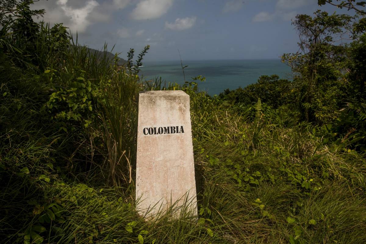 Los hitos internacionales de frontera entre Colombia y Panamá son el referente que quieren cruzar todos los refugiados, desde allí pierden todo contacto con poblaciones y están solos en la selva panameña por varios días. Foto: Esteban Vanegas