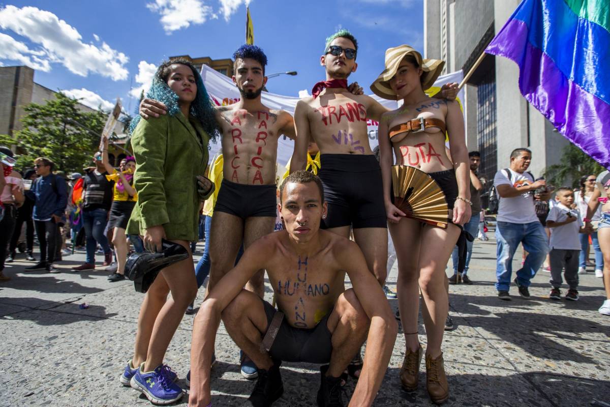 Bajo el sol de la tarde de Medellín, cientos de personas marcharon por las calles del Centro de la ciudad como parte de la reivindicación de los derechos LGTBI. FOTO JAIME PÉREZ